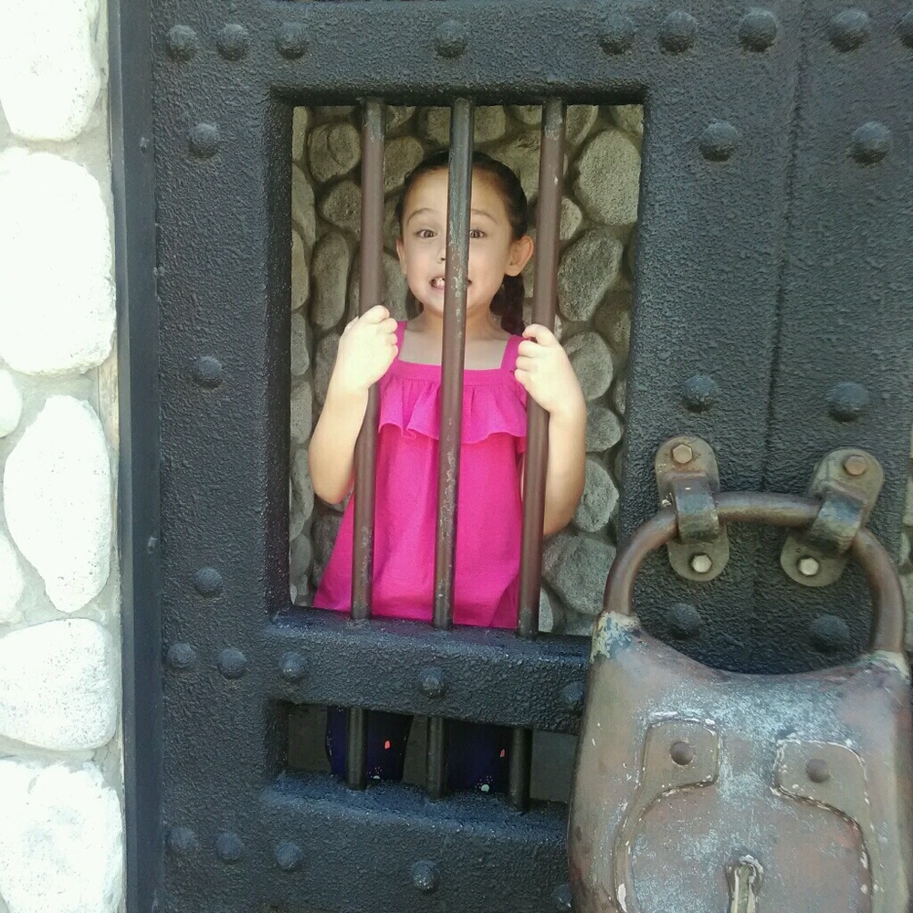 Meet your Posher, Mona